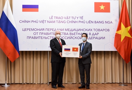 Việt Nam tặng vật tư y tế cho Nga phòng chống dịch COVID-19